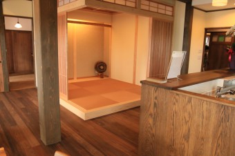 8寸角の大黒柱の奥には、存在感のある琉球畳を使用した和室。